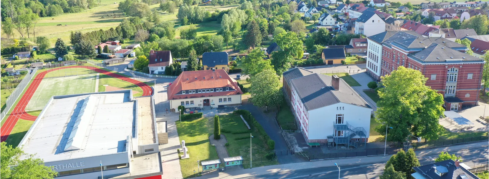 Sporthalle und Kinder- und Jugendhaus